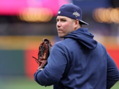 Relatórios: Padres dão a Ty France e Walker Buehler acordos para ligas menores