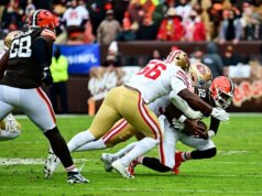 49ers dizem que DE Keion White levou um tiro no tornozelo e foi submetido a uma cirurgia