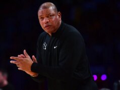 O técnico do Bucks, Doc Rivers (funeral), perderá o jogo no Thunder