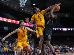 USC chega com parada, segura Rutgers em finalização apertada