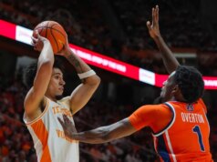 Nate Ament, Tennessee, usa forte começo para segurar Auburn