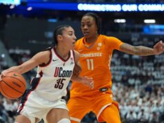 UConn ainda é o consenso número 1 como os quatro primeiros inalterados