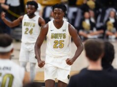 Colorado esmaga TCU e derrapa em 6 jogos