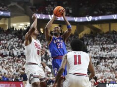 Os últimos treys de Darryn Peterson elevam o 11º lugar do Kansas, ultrapassando o 13º lugar do Texas Tech