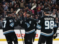 O hat-trick de Nick Schmaltz impulsiona Mammoth a ultrapassar Canucks
