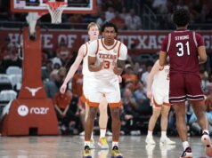 Dailyn Swain (duplo-duplo) lidera o Texas na Carolina do Sul