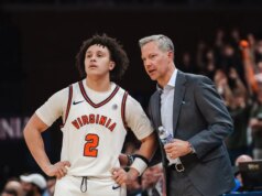 O número 18 da Virgínia usa uma defesa mesquinha no confronto contra Syracuse