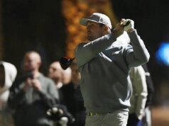 Bryson DeChambeau sobrevive a uma tacada errada e compartilha a liderança em Adelaide