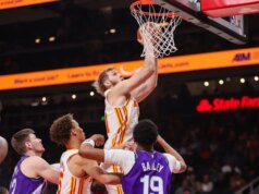 Jock Landale, em estreia na nova equipe, ajuda Hawks a derrotar Jazz