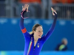 A patinadora de velocidade Gina Lollobrigida conquista o primeiro ouro da Itália em jogos em casa