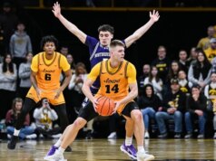 Bennett Stirtz se destaca na vitória de Iowa sobre Northwestern