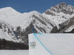 Domen Prevc ganha ouro para a Eslovênia na competição chuvosa em grandes colinas