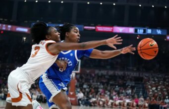 Nº 4 do Texas cavalga na defesa para a vitória sobre o Nº 18 do Kentucky