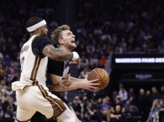 Warriors se reúnem tarde e surpreendem Grizzlies em batalha de equipes com poucos jogadores