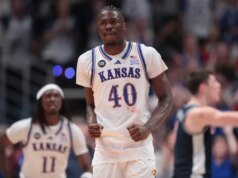 Depois de uma grande vitória, o número 9 do Kansas espera levar a luta para o número 5 do Iowa St.