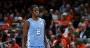 O calouro estrela da UNC, Caleb Wilson, foi afastado dos gramados com a mão quebrada