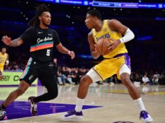 O guarda do Spurs, Stephon Fort, sai do jogo com lesão na pélvis