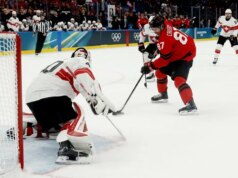 O capitão da equipe canadense, Sidney Crosby (parte inferior do corpo), sai contra os tchecos