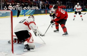 O capitão da equipe canadense, Sidney Crosby (parte inferior do corpo), sai contra os tchecos
