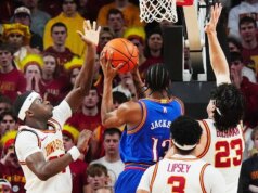 Darryn Peterson, número 8 do Kansas, após saída antecipada, enfrenta Oklahoma State