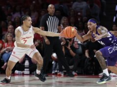 Nº 3, Houston monta defesa para contornar o estado do Kansas