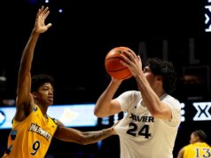 O arremessador Xavier enfrenta o atacante Villanova