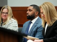 O ex-técnico do Michigan Sherrone Moore concedeu audiência para contestar a prisão