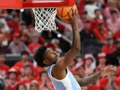 Nº 16 da Carolina do Norte e Syracuse enfrentam derrotas humilhantes