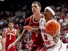 O 25º lugar do Alabama ultrapassa o 20º lugar do Arkansas no thriller 2OT