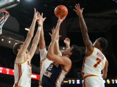 Sete Illini pontuaram pelo menos 10 quando o número 10 de Illinois derrotou a USC