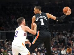 Spurs escolhem Suns com poucos jogadores e conquistam a 7ª vitória consecutiva