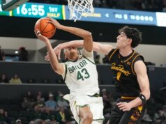 Obi Agbim entrega tarde quando Baylor passa pelo estado do Arizona