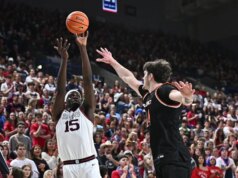 O número 11, Gonzaga, luta para eliminar o Pacífico enquanto Graham Ike marca