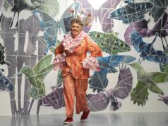Dame Prue Leith surpreendida com comemorações de aniversário na passarela da London Trend Week