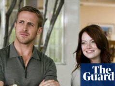 Sexo, sono e scrolling: reais motivos pelos quais os homens assistem filmes românticos, segundo pesquisa