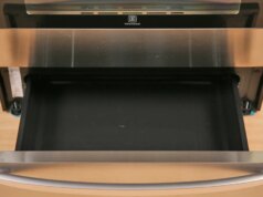 Pare de guardar panelas na gaveta inferior do forno. Aqui está o que realmente serve