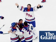 Os EUA surpreenderam o Canadá na prorrogação e ganharam o primeiro ouro olímpico masculino no hóquei no gelo desde 1980