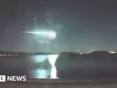 Um momento de trilha de luz brilhante atravessa o horizonte da Nova Zelândia