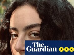 Charli xcx: crítica de Wuthering Heights – hinos atonais e amorosos que mais do que se destacam do filme