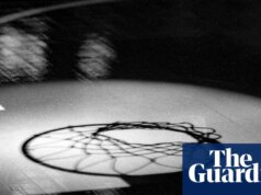 Técnico de basquete de Tuskegee ‘violado’ após ser algemado pela polícia no closing do jogo