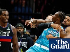 Quatro jogadores foram expulsos após briga durante o jogo Hornets-Pistons