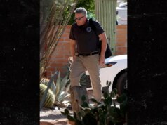 Agentes policiais na casa de Annie Guthrie em meio à busca por Nancy