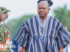 Gana declara quarta-feira ‘Dia do Fugu’ para promover roupas tradicionais após zombaria on-line