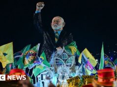 Carro alegórico com Lula fica em último lugar no Carnaval do Rio