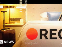 Fizemos sexo em um resort chinês e descobrimos que tínhamos sido transmitidos para milhares de pessoas