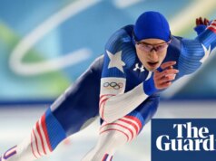 Duas corridas, duas medalhas de ouro: Jordan Stolz bate outro recorde olímpico nos 500m