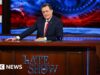 Stephen Colbert diz que a CBS aumentou a entrevista com o democrata por causa dos temores da FCC