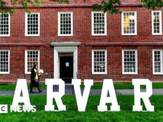 Trump pede US$ 1 bilhão em indenização de Harvard