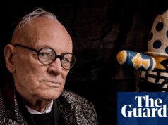 ‘Carisma é uma forma de psicose’: inspirar Eric Clapton, ter filhos aos 70 anos… a vida irreverente do marionetista pós-punk Ted Milton