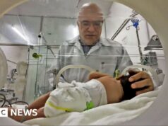 Assista: Dentro do hospital de Gaza lutando para cuidar de bebês recém-nascidos